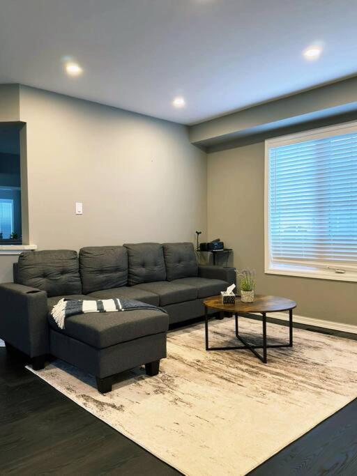 Spacious + Minimalistic Home In Whitby Luaran gambar